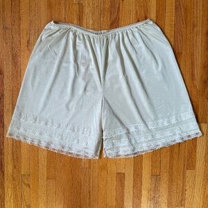 Vintage 70s White Lace Trim Bloomers / Pettipants 🤍